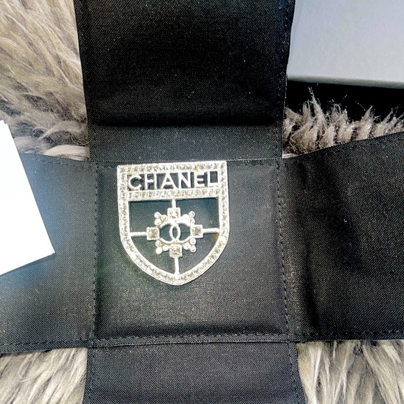 Chanel Crystal and silver tone CC crest brooch . - Picture 1 of 5